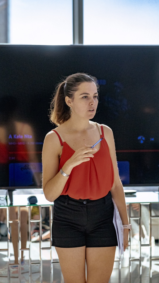 Camille Biz en train d'animer une formation