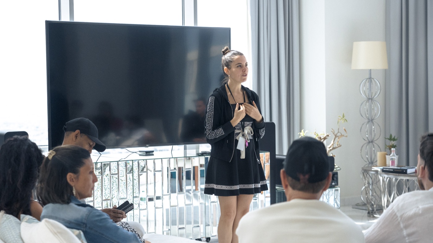 Camille Biz en formation devant un groupe